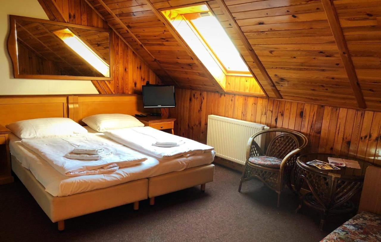 Hostinec Selsky Dvur Zbiroh エクステリア 写真